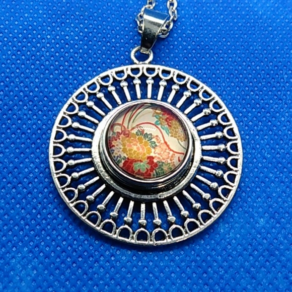 28" silver snap button necklace with 6 buttons - Picture 4 of 4